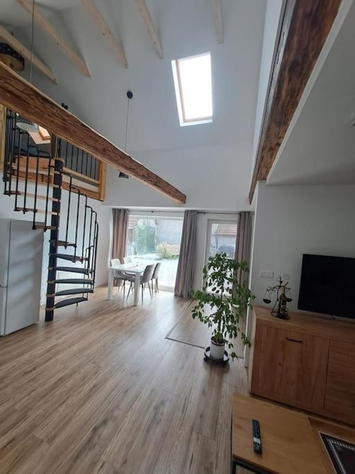 Apartman Loft Parnica Bagian luar foto